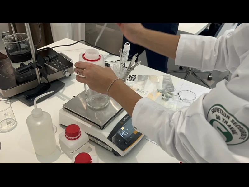 华宝堂研发实验室配方研发实拍